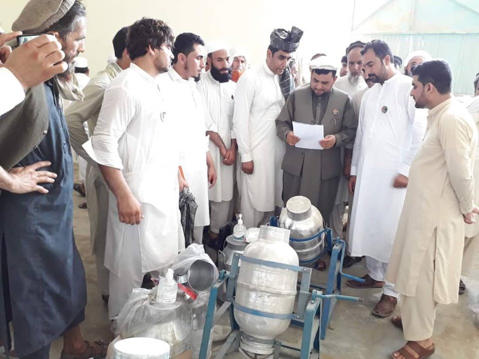 بټي کوټ کې پر نږدې ۸۰ نارینه او ښځینه کروندګرو کرنیز توکي ووېشل شوې