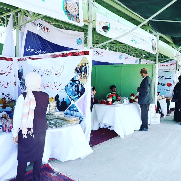 صنایع دستی زنان در نمایشگاه بادام‌باغ