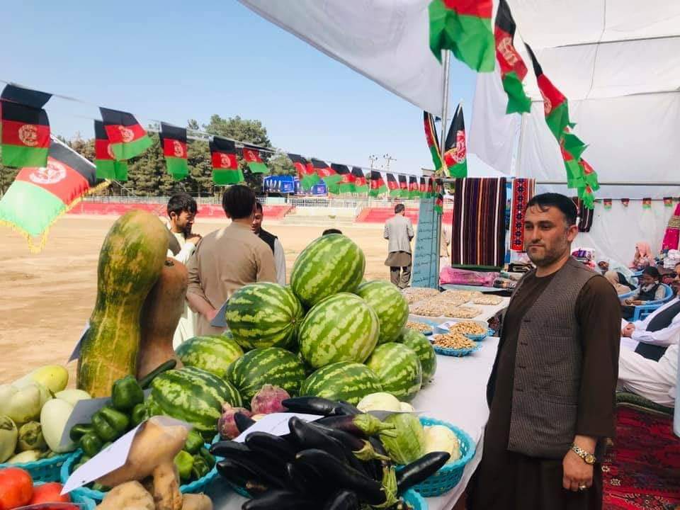 د هېواد د خپلواکۍ د سلمې کلیزې په ویاړ په سمنګان ولایت کې د کرنیزو توکو نندارتون جوړ شو.