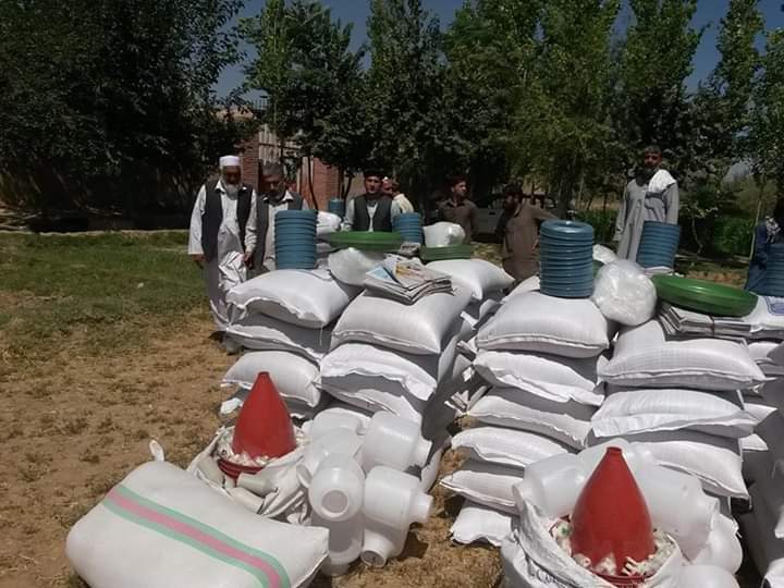 د محمدآغې ولسوالۍ پر یوشمېر فارم لرونکو د چرګانو دانې او اړونده توکي ووېشل شول