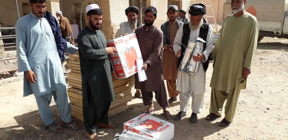 هلمند کې پر ۶۰۰ مالدارانو د مالدارۍ اړوند توکي ووېشل شول