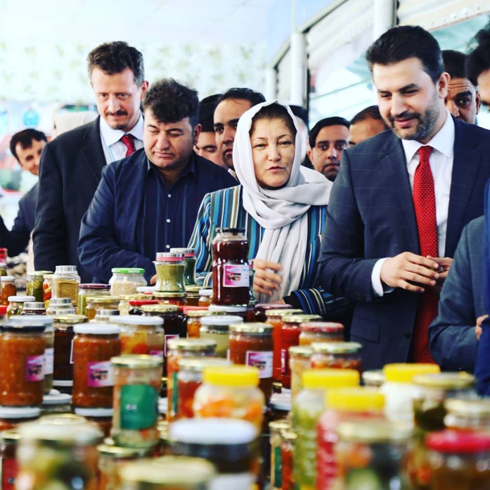 یک آلبوم گُلچین از بیست‌چهارمین نمایشگاه محصولات زراعتی در بادام‌باغ کابل.