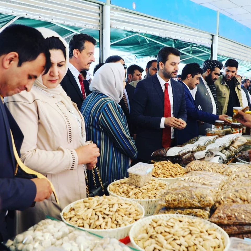 یک آلبوم گُلچین از بیست‌چهارمین نمایشگاه محصولات زراعتی در بادام‌باغ کابل.