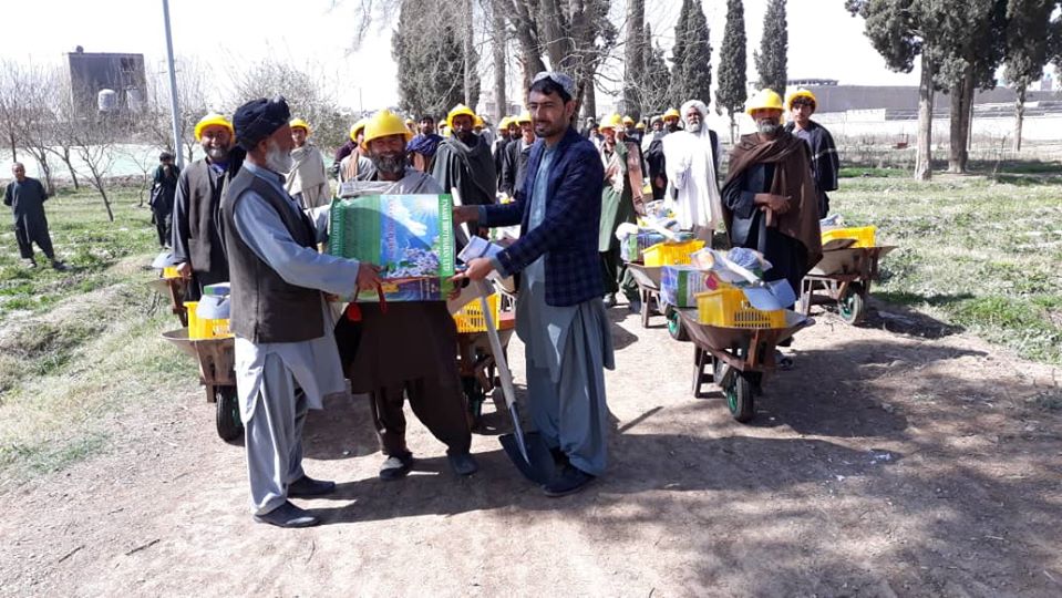 هلمند کې پر یوشمېر مخکښو کروندګرو توکي ووېشل شوې