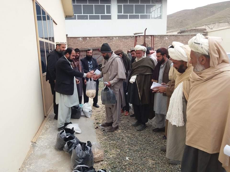 لوګر کې پر ۳۸ بڼوالو د پستې او نورو کرنیزو توکو تخمونه ووېشل شول