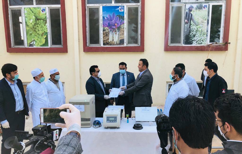 وزارت زراعت یک دستگاه تشخیص ویروس کرونا را در بلخ به وزارت صحت کمک کرد