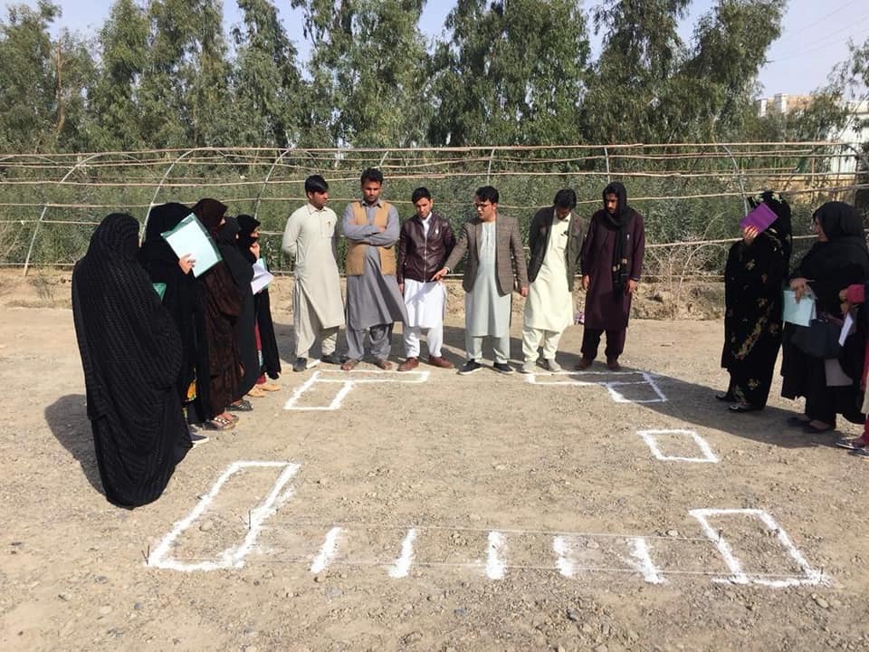 نيمروز کې زر بېوزله  کورنیو ته  د چرګانو واړه کورني فارمونه جوړیږي