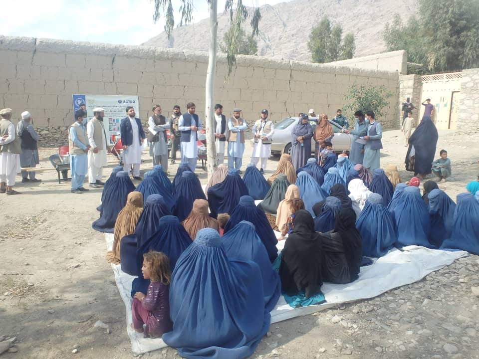 کونړ کې پر ۶۰۰ بزګرانو اصلاح شوي تخمونه او د کورنیو باغچو اړونده توکي ووېشل شوې