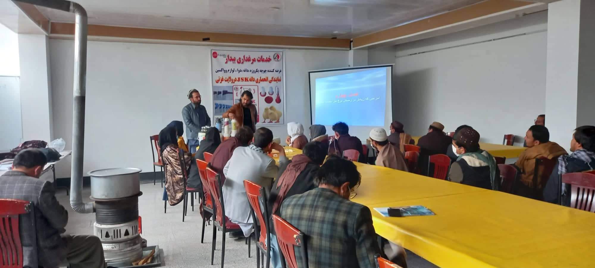 غزني کې د یوشمېر بزګرانو او خصوصي سکټور ترمنځ هوکړه لیکونه لاسلیک شول