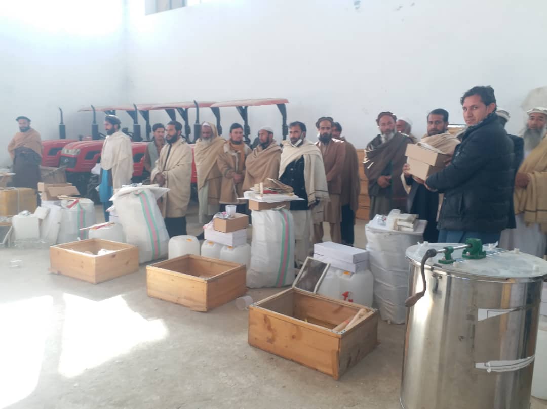 کونړ کې پر فارم لرونکو د شاتو مچیو روزنې اړونده توکې ووېشل شوې