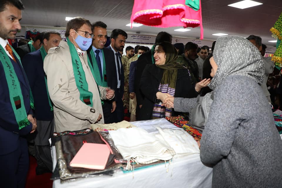 دکرنې، اوبولګولو او مالدارۍ وزير ډاکټر انوارالحق احدي او د ښځو چارو وزيره حسينه صافۍ د بادام باغ کرنيز نندارتون کې د ښځو د لاسي صنايعو غرفو څخه ليدنه وکړه.