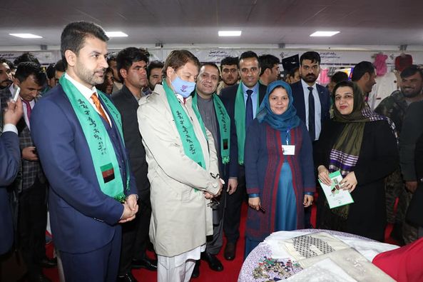 دکرنې، اوبولګولو او مالدارۍ وزير ډاکټر انوارالحق احدي او د ښځو چارو وزيره حسينه صافۍ د بادام باغ کرنيز نندارتون کې د ښځو د لاسي صنايعو غرفو څخه ليدنه وکړه.