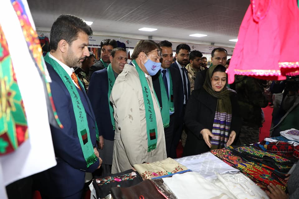 دکرنې، اوبولګولو او مالدارۍ وزير ډاکټر انوارالحق احدي او د ښځو چارو وزيره حسينه صافۍ د بادام باغ کرنيز نندارتون کې د ښځو د لاسي صنايعو غرفو څخه ليدنه وکړه.