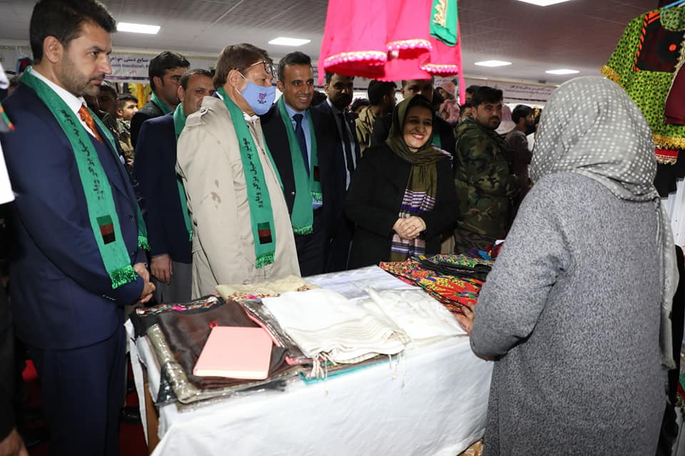 دکرنې، اوبولګولو او مالدارۍ وزير ډاکټر انوارالحق احدي او د ښځو چارو وزيره حسينه صافۍ د بادام باغ کرنيز نندارتون کې د ښځو د لاسي صنايعو غرفو څخه ليدنه وکړه.