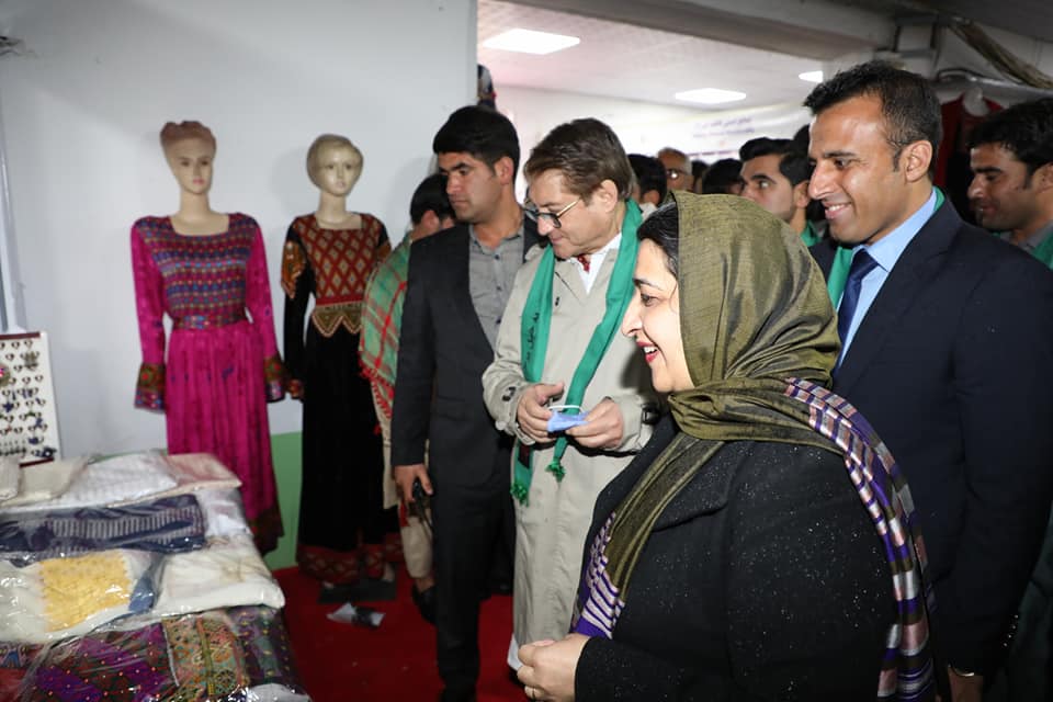 دکرنې، اوبولګولو او مالدارۍ وزير ډاکټر انوارالحق احدي او د ښځو چارو وزيره حسينه صافۍ د بادام باغ کرنيز نندارتون کې د ښځو د لاسي صنايعو غرفو څخه ليدنه وکړه.