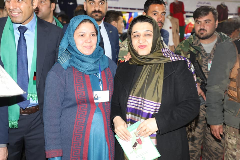 دکرنې، اوبولګولو او مالدارۍ وزير ډاکټر انوارالحق احدي او د ښځو چارو وزيره حسينه صافۍ د بادام باغ کرنيز نندارتون کې د ښځو د لاسي صنايعو غرفو څخه ليدنه وکړه.