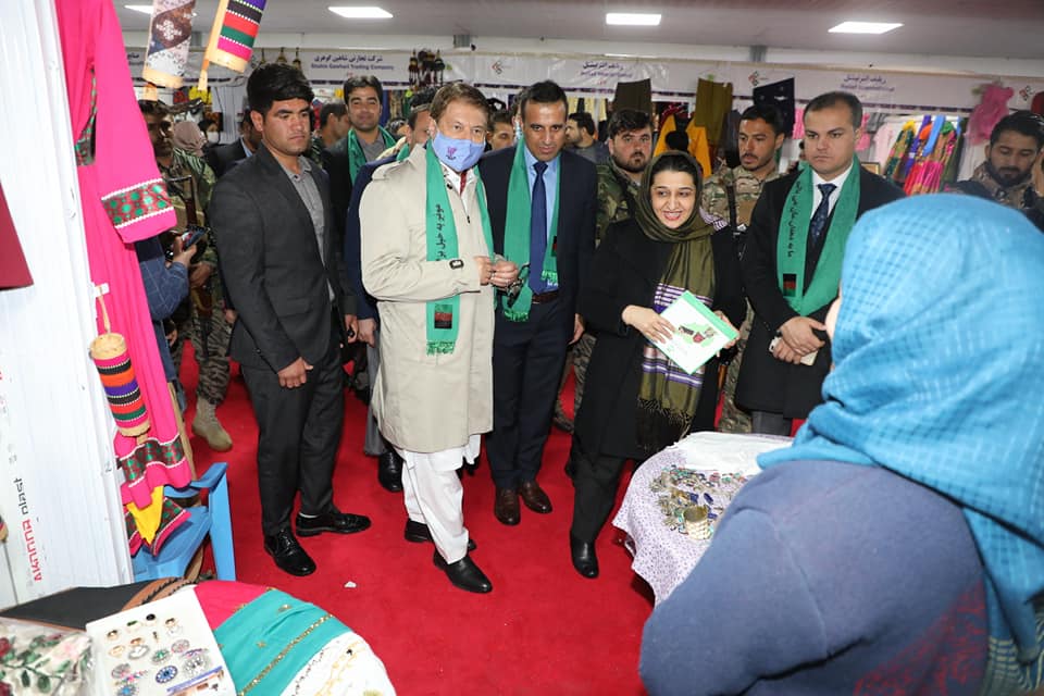 دکرنې، اوبولګولو او مالدارۍ وزير ډاکټر انوارالحق احدي او د ښځو چارو وزيره حسينه صافۍ د بادام باغ کرنيز نندارتون کې د ښځو د لاسي صنايعو غرفو څخه ليدنه وکړه.