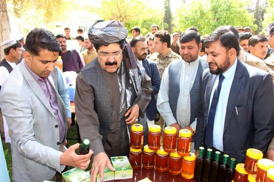 هلمند کې د بزکر مېله او نوی کال ونمانځل شول ۳ وری ۱۴۰۰ د هلمند دکرنې ، اوبولګولو او مالدارۍ رياست له خوا د وري دويمه د بزګر ملي ورځ ددې ولايت د سيمه ييزو چارواکو او يوشمېر اوسېدونکو په شتون کې د شاندارو مراسمو په ترڅ کې ونمانځل شول. یاد مراسم چې، په کې د هلمند ولایت والي جنرال عبدالنبي الهام او د کرنې رييس زلمي الکو تر څنګ د بېلابېلو ادارو رييسانو، بزګرو، مالدارو، قومي مشرانو او ښځو هم برخه لرله د بېلابېلولو کرنیزو توکو او لاسي صنایعو توکي هم نندارې ته وړاندې شول. په پیل کې د کرنې ريیس لخوا د کرنې، اوبولګ