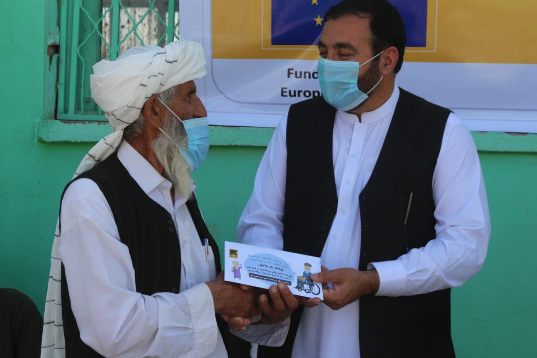 پکتیا کې پر ۷۴ بې وزلو بزګرانو نغدې پیسې وویشل شوې ۸ چنګاښ ۱۴۰۰ د پکتیا د کرنې، اوبولګولو او مالدارۍ ریاست د ژغورنې نړیوالې کمیټې (IRC) په همکارۍ د دې ولایت د مرکز په ګډون د څلورو ولسواليو په هغو ۷۴ اړمنو بزګرانو نغدې پيسې وېشلي، چې د کرونا او وچکالیو له امله زیانمن شوي دي. د پکتیا د کرنې، اوبولګولو او مالدارۍ رييس انجنير محمد دین مومند وایي، چې په یاد پروګرام کې د مرکز ګردیز ۱۵، ګردې څېړۍ ۱۸، وزې ځدراڼ ۱۰، احمد ابا ۱۴ او د سیدکرم ۱۷ بې وزله بزګران شامل دي، چې هر بزګر ته ۱۵۵۶۰ افغانۍ ورکړل شوي دي. ښاغلی موم