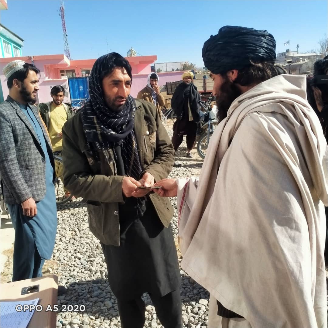 غزني ولایت کې دوه زره او ۵۶ کسانو ته د کار په مقابل کې د نقدو پیسو ویش پیل شو