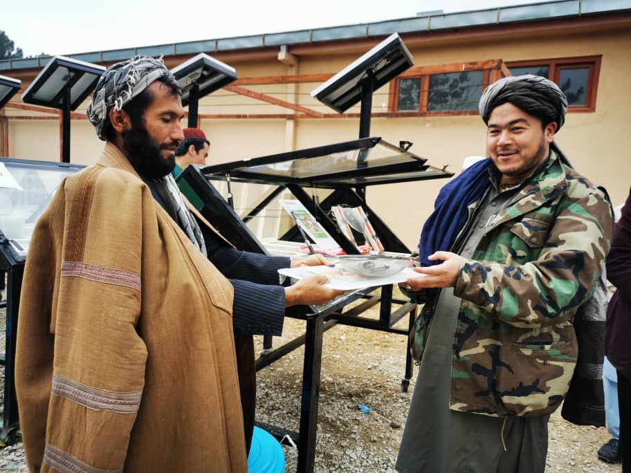 30 ماشین میوه‌خشکن برای خانم‌های زراعت‌پیشه در ولایت سمنگان توزیع شد