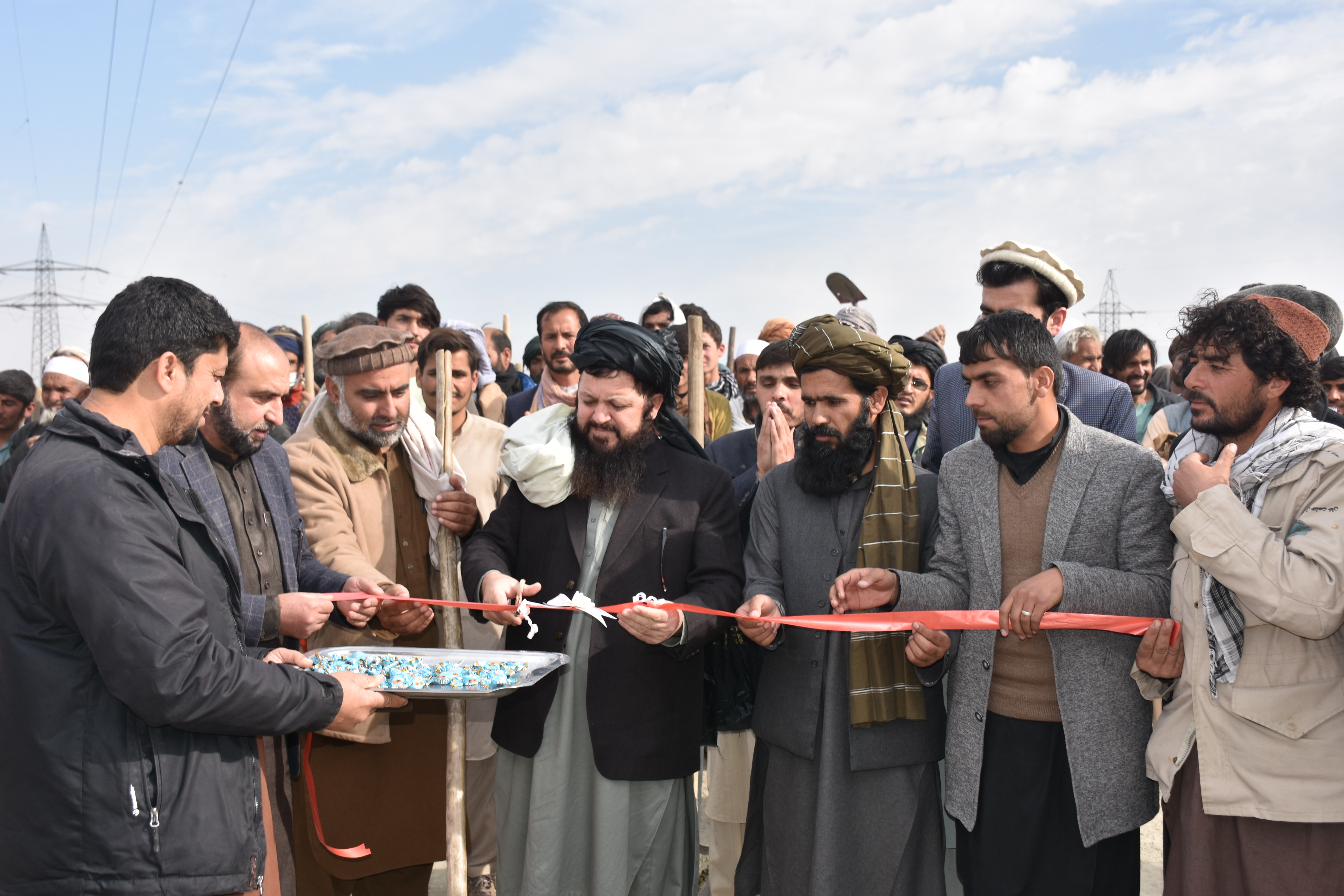 معین آبیاری و منابع طبیعی روند توزیع گندم در مقابل کار در کول حشمت خان را افتتاح کرد