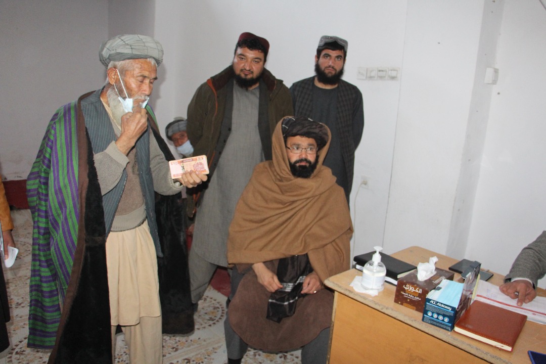 برای ۳۰۰ فامیل متضرر ناشی از خشک‌سالی در جوزجان پول نقد توزیع شد