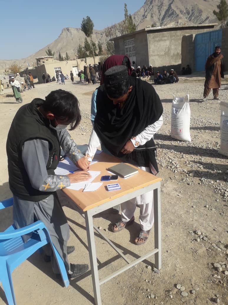 فراه کې پر زرو بزګرانو د غنمو اصلاح شوې تخمونه ووېشل شوه