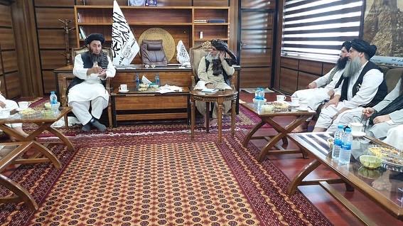 دکرنې وزارت مسلکي مرستيال د ننګرهار له سيمه ييزو چارواکو سره وکتل