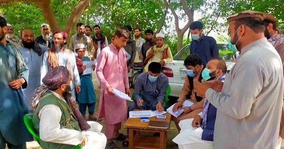 لغمان کې پر ۱۳۵۰ بزګرانو د کورنیو باغچو اړونده توکي وېشل کېږي