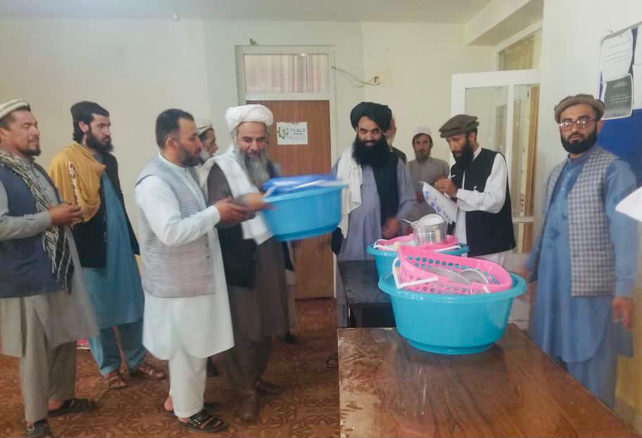 توزیع بسته‌های زراعتی برای زعفران کاران پروان