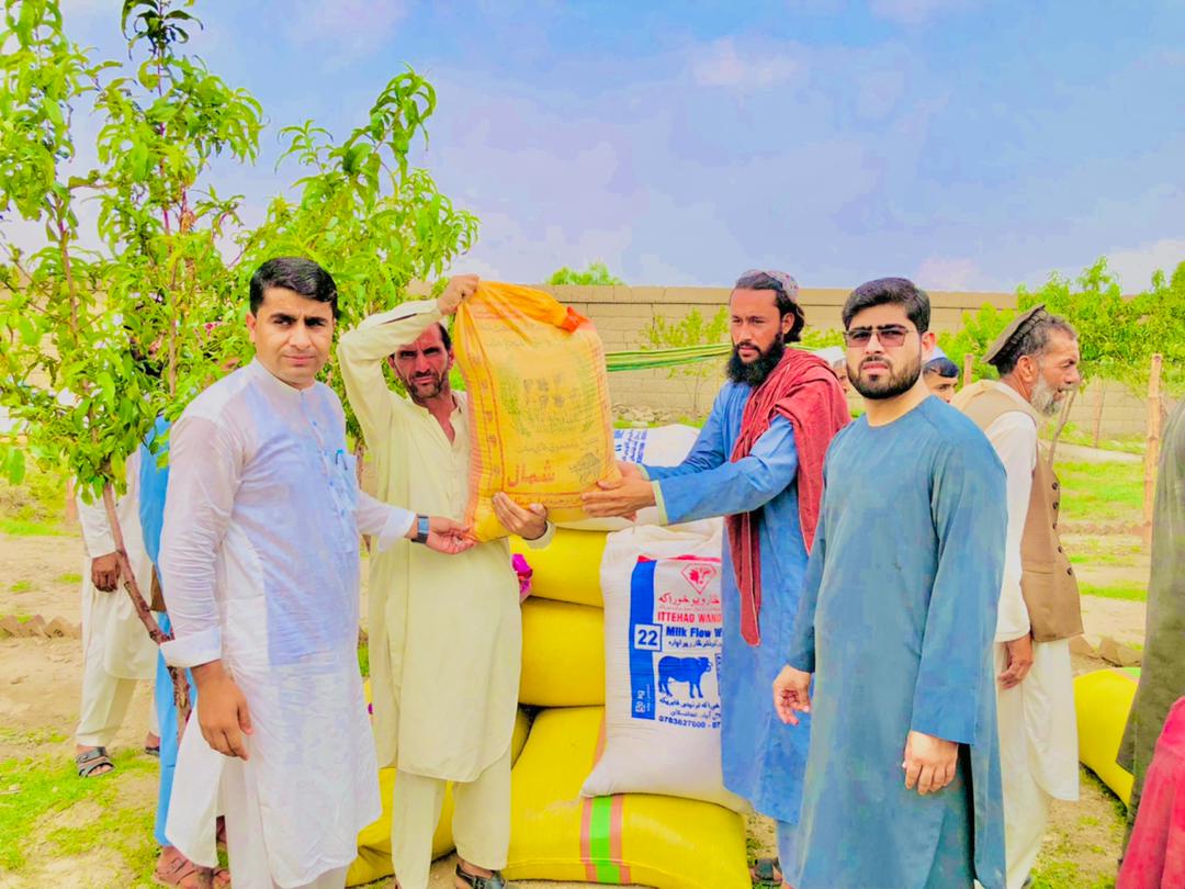 ننګرهار کې له ۱۵۰ مالدارانو سره د څارويو د خوراکي توکو او درملو مرسته وشوه