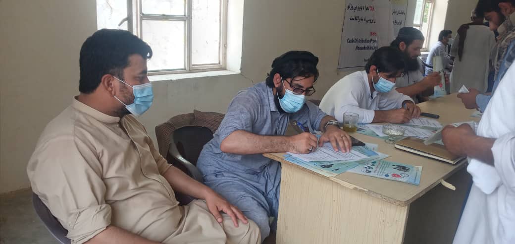 لغمان کې پر یوشمېر بېوزله کورنیو نغدې مرستې ووېشل شوې