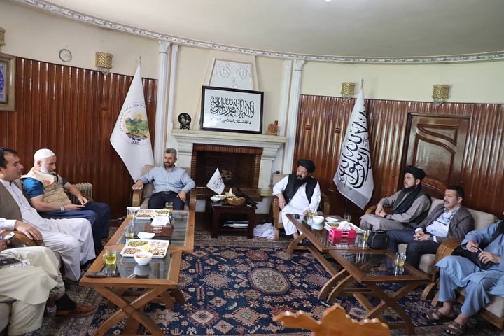 دکرنې وزارت سرپرست د يلډي باشاک يرډم خيريه مؤسسې له چارواکو سره وکتل