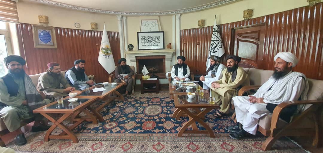 دکرنې وزارت سرپرست وزیر د یاد وزارت له یوشمېر ولایتي رییسانو سره وکتل