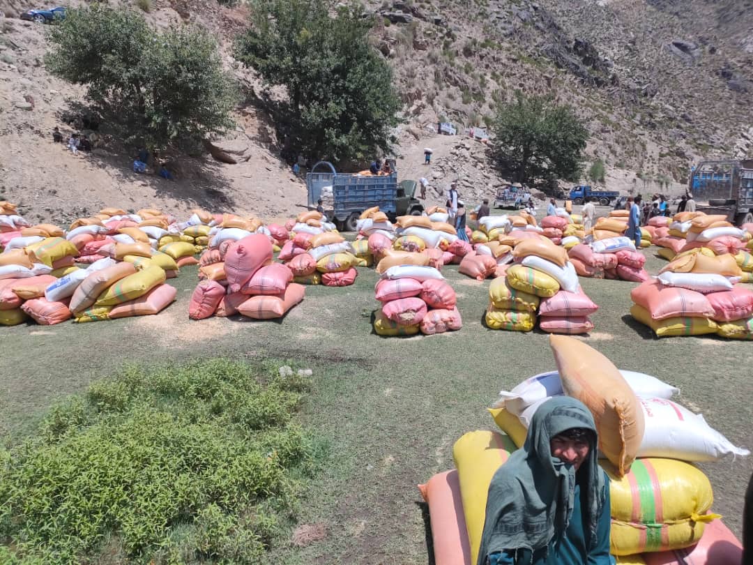 کونړ کې له ۱۵۰ مالدارانو سره د څارويو د خوراکي توکو مرسته وشوه