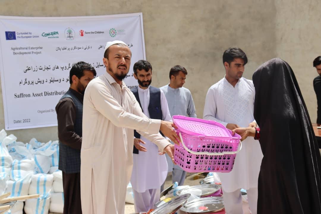 توزیع بسته‌های زعفران برای ۱۲۲ خانم در ولایت کندز