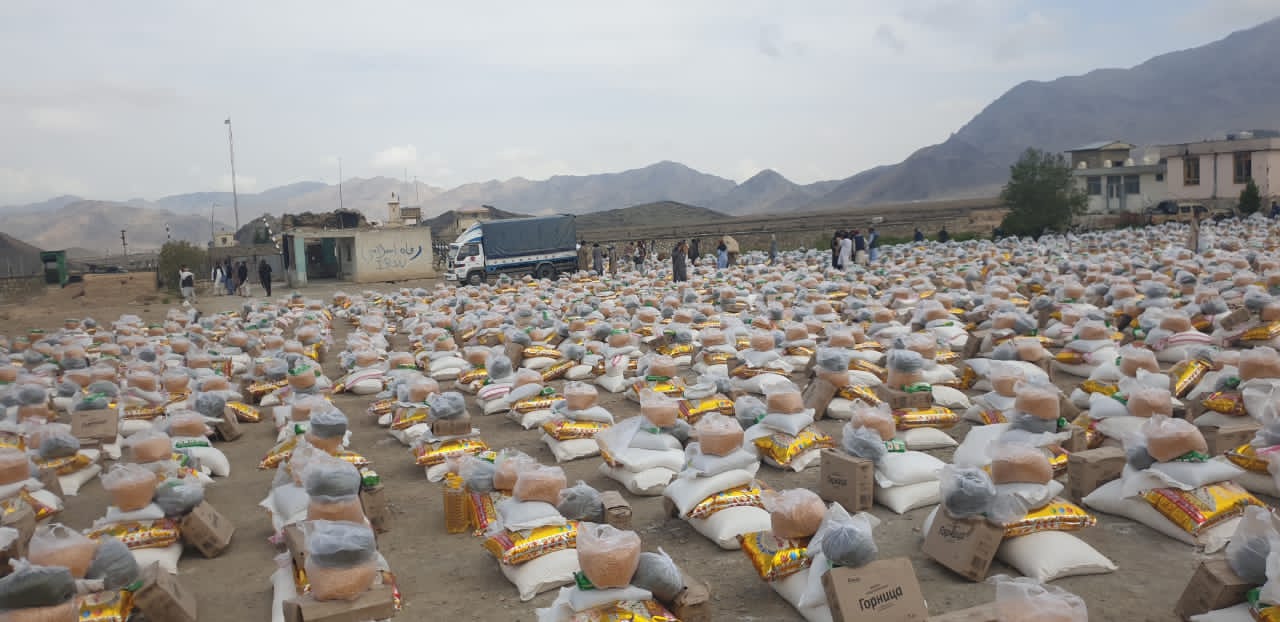 به یک هزار ۵۰۰ خانواده در ولسوالی خاکجار ولایت کابل مواد غذایی توزیع شد 