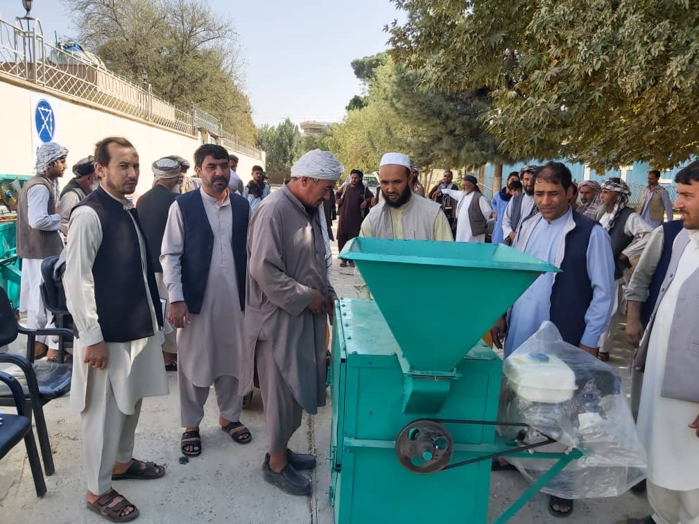 به ۴۰۰ تَن از اعضای کوپراتیف‌ها در ولایت بلخ وسایل زراعتی توزیع گردید