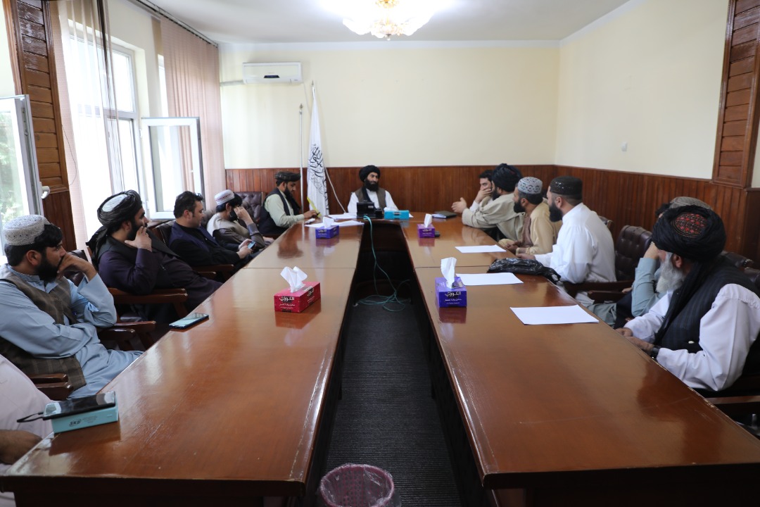 دکرنې وزارت مالي او اداري مرستیال د هلمند ولایت له سوداګرو سره وکتل