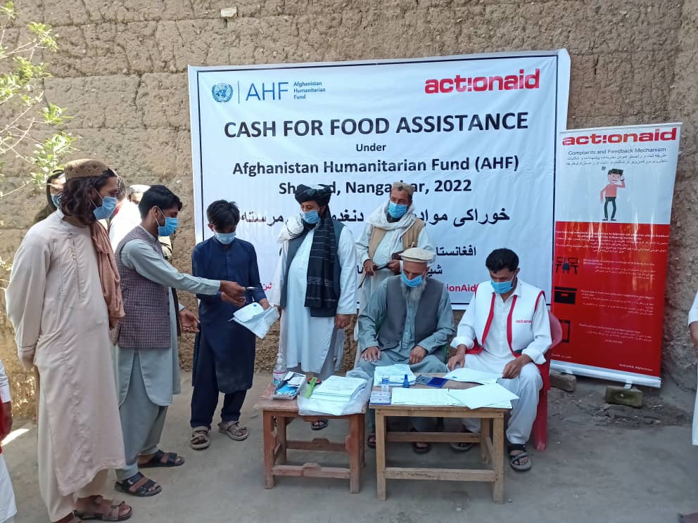 ننګرهار کې ۲۰۷۵ بزګرانو سره نغدې مرستې وشوې