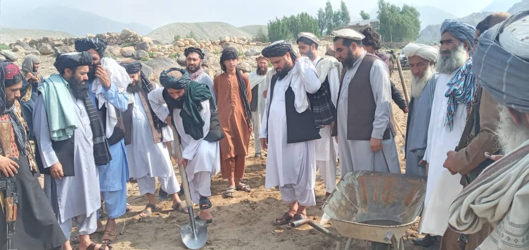 لغمان کې د کار په بدل کې د خوړو پروګرام له لارې د سړک جوړولو چارې پیل شوې