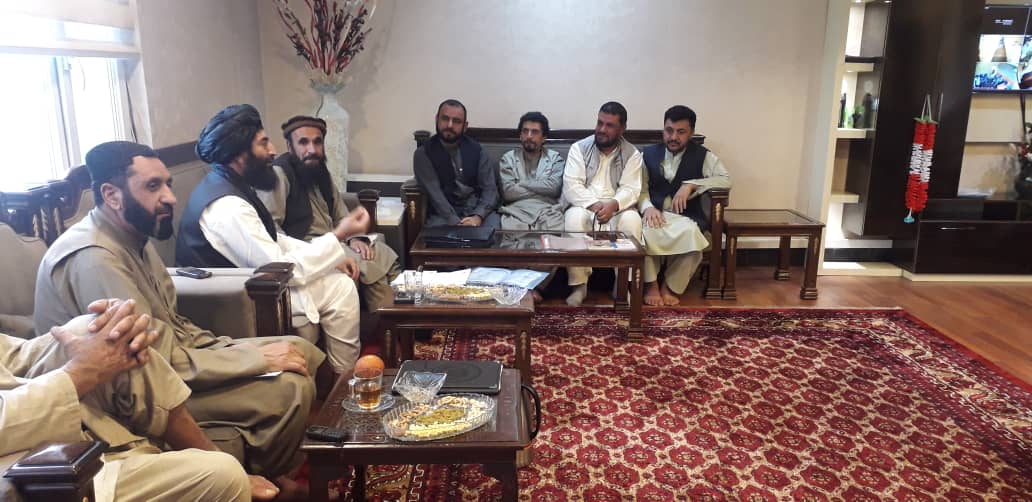 د کرنې وزارت مالي او اداري مرستيال د پلټنې عالي ادارې له پلاوي سره وکتل 