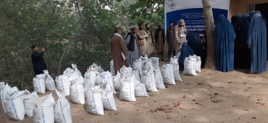 برای ۷۶ تن از خانم در ولسوالی‌های استالف و فرزه ولایت کابل وسایل باغچه‌های خانگی  توزیع شد