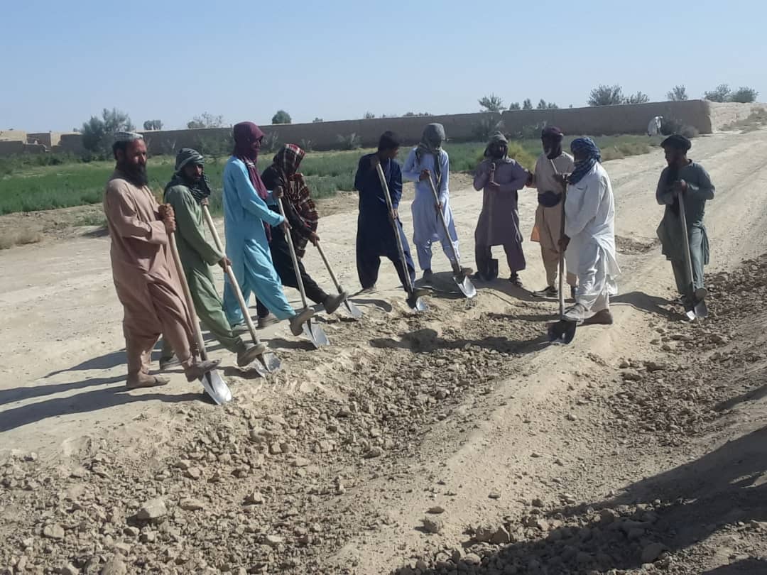 دخوړو په بدل کې دکار پروګرام په نیمزو کې یوشمېر کسانوته دموقت کار زمينه برابره کړې ده