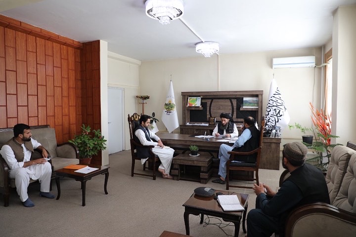 د کرنې او مالدارۍ مرستیال  د سولې بنسټ له رئیس سره وکتل