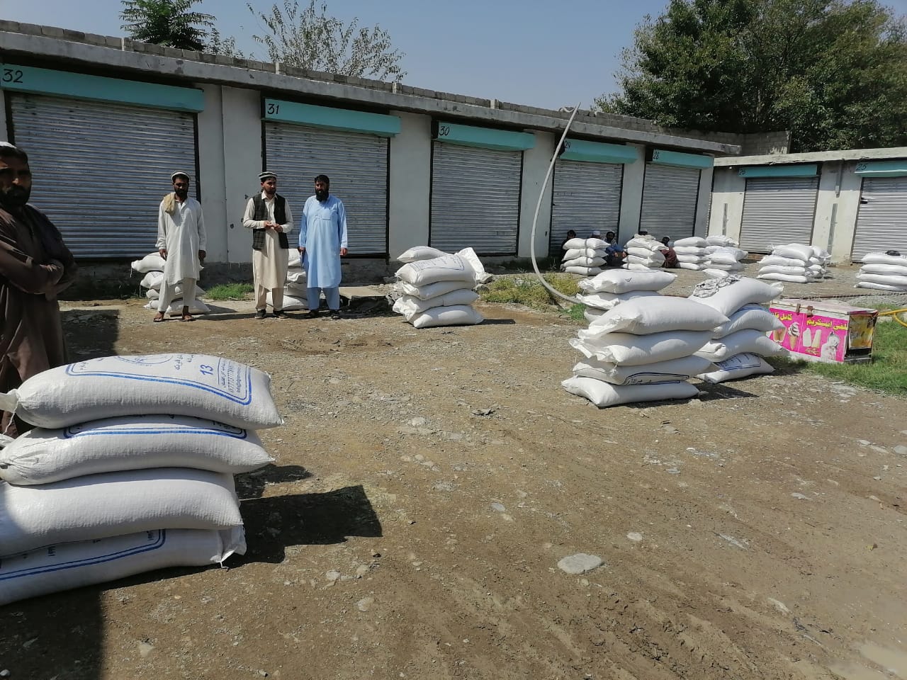 خوست کې د چرګانو پر فارم لرونکو د چرګانو دانې ووېشل شوې