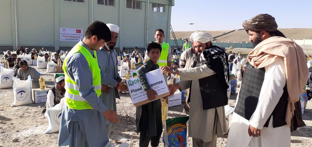 لوګر ولایت کې په ۲۵۰ سېلاب ځپلو اواړمنو کورنیو خوراکي توکي ووېشل شول