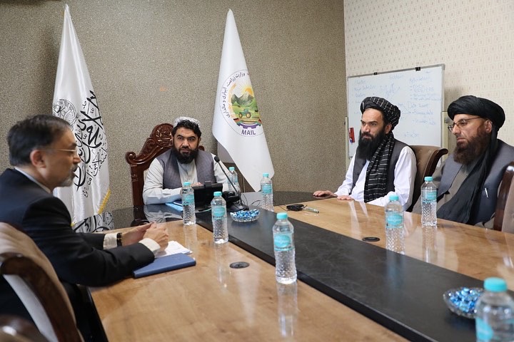 دکرنې وزارت چاراکو په افغانستان کې د ایران سفارت اقتصادي  مستشار حسین شېرزادي سره وکتل