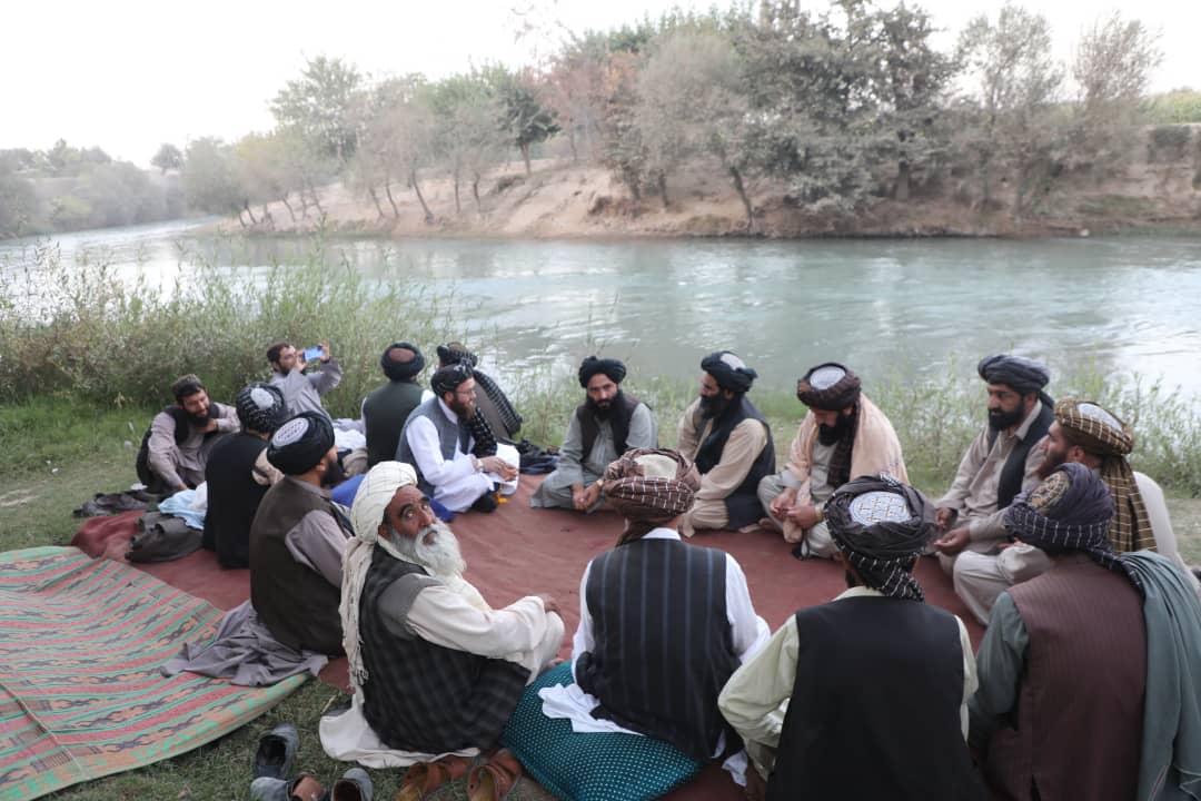 د بادغيس بالامرغاب خلکو سره د کرنې وزير کتنه